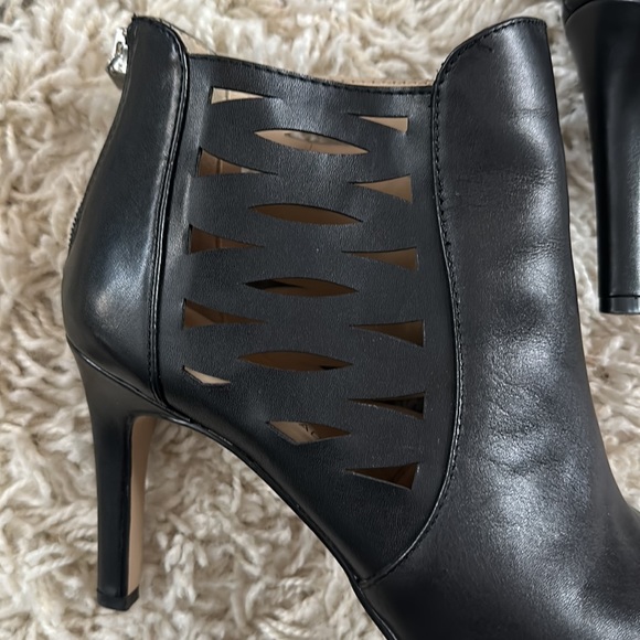 Adorable fine leather cut out booties - Picture 4 of 7